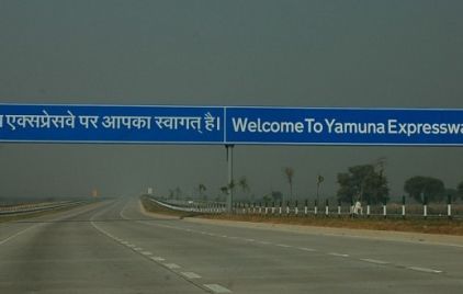 Yamuna_Expressway_India_2012-e1475666335636.jpg